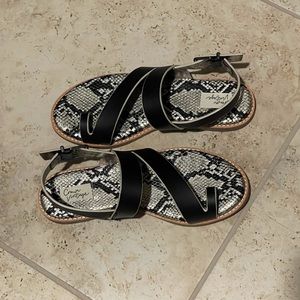 Crown Vintage Aaliya Sandal in black / off white